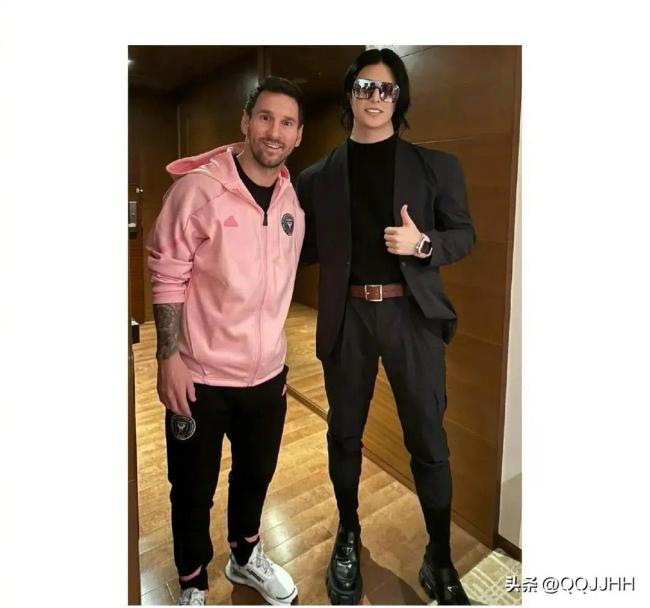 宝威体育下载网站：日本第一男公关晒与梅西合影 引爆全球球迷疯狂追捧(图1)